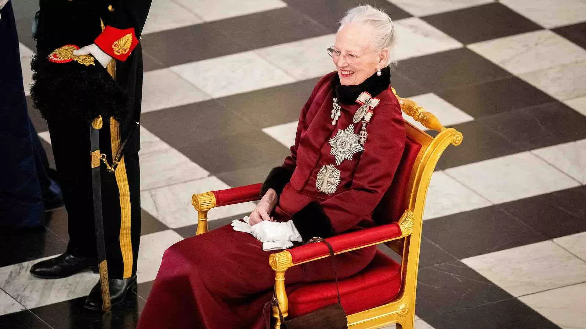 La reina Margarita II entregando oficialmente el trono